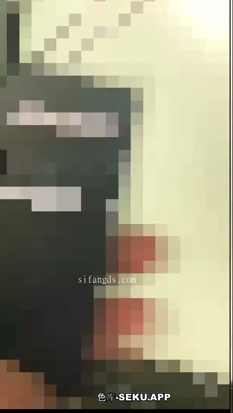 姐弟亂倫 外站大神亂倫姐姐-酒後強上親姐姐後續1 趁姐姐洗澡強行進入衛生間，這一刻我等了太久