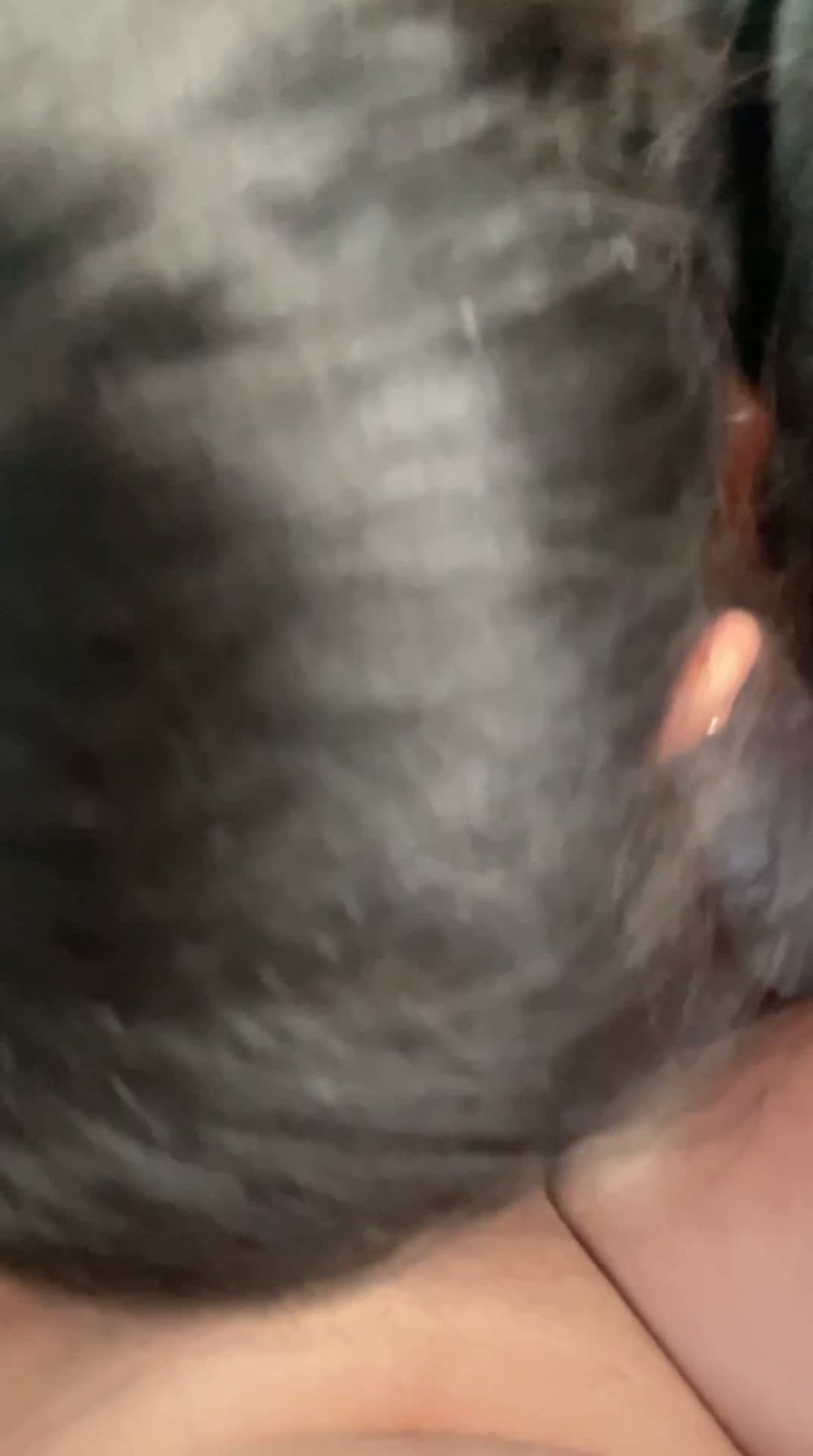 援交高中生妹妹與金主激情車震 邊擼邊吻啪啪！ 一線天白嫩無毛小嫩穴 看起來挺文靜私下騷出水
