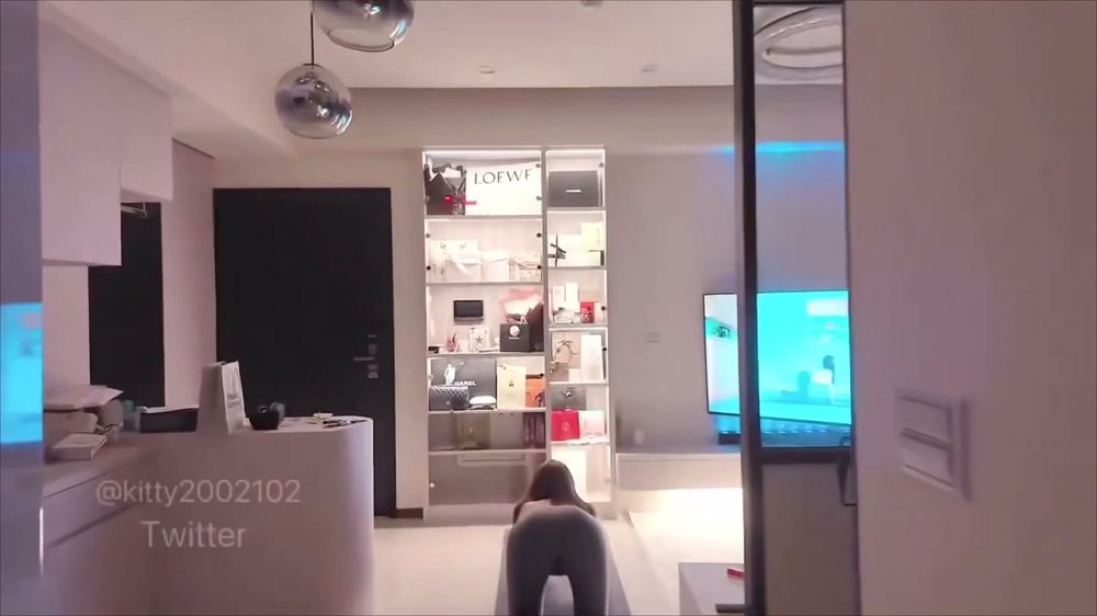 極品超美禦姐-kitty新作，在家運動中被教練當健身器材操壞了，穿著超誘惑緊身瑜伽套，極品肥臀完美身
