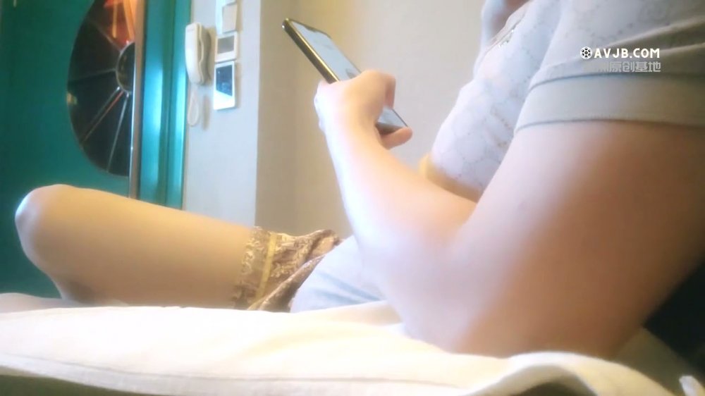 高質量技師顏值白裙妹妹，騎在身上按摩，掏出白嫩柰子隨便摸，趴在身上胸推