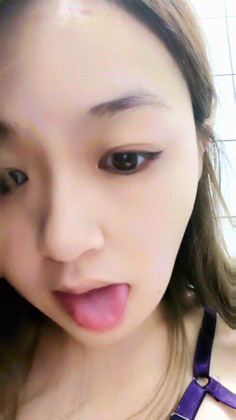 全程露臉大秀直播玩弄大黑牛 ， 狼友看鏡頭前抓著奶子9