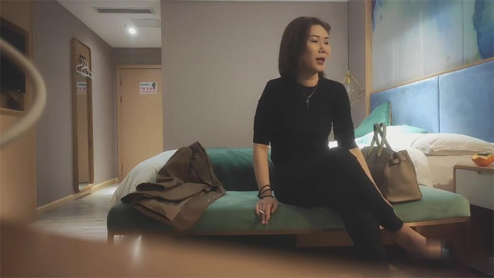 探花熟女阿姨身材苗條性格不錯可舌吻被發現偷偷摘套讓繼續操 最後還內射了
