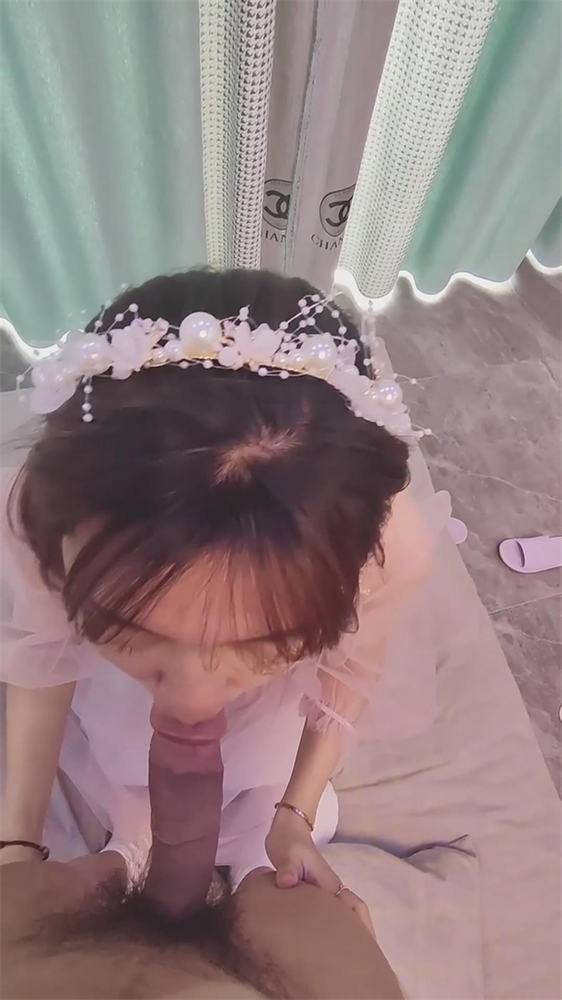 露臉伴娘打扮的少婦 超嫩鮑魚很有味道圓圓蜜桃臀無套狂插觀音坐蓮瘋狂抽插