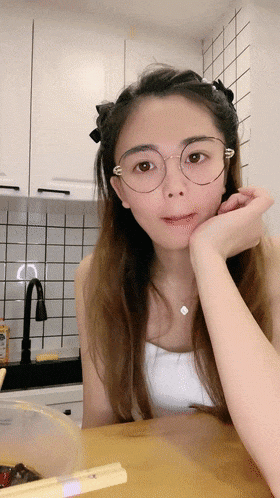真實良家人妻【欲求不滿小少婦】兩口子家中做愛邊吃飯邊舌吻眼鏡妹很反差，良家感十足觀感很棒！