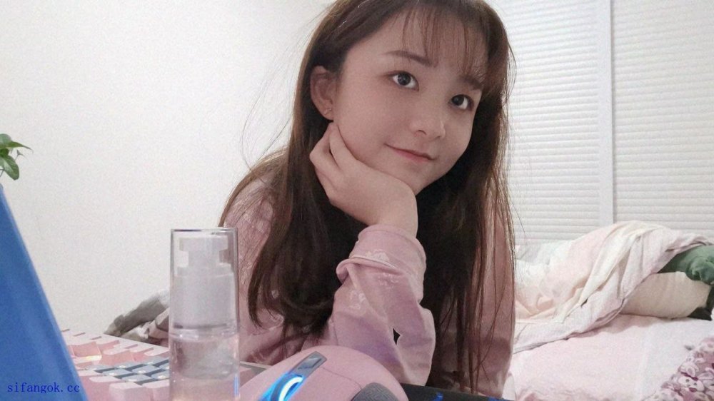 土豪重金定製，超反差清純美少女給大神做任務，白虎超嫩私處水晶棒深插入（6V）[MP4/237MB]