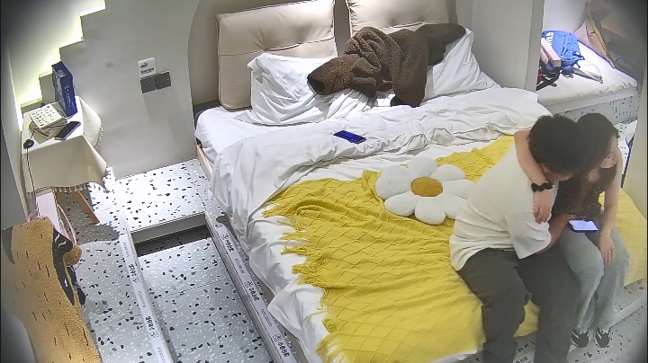 2026-4-24酒店偷拍小胖送禮物給女友俘獲她的芳心