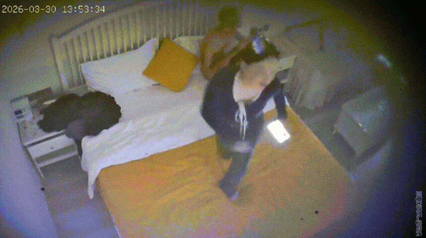 眼鏡男跟二貨小媳婦玩上情趣了 戴眼罩絲襪足交 從床上操到床下 再到沙發 全屋都是他們的戰場