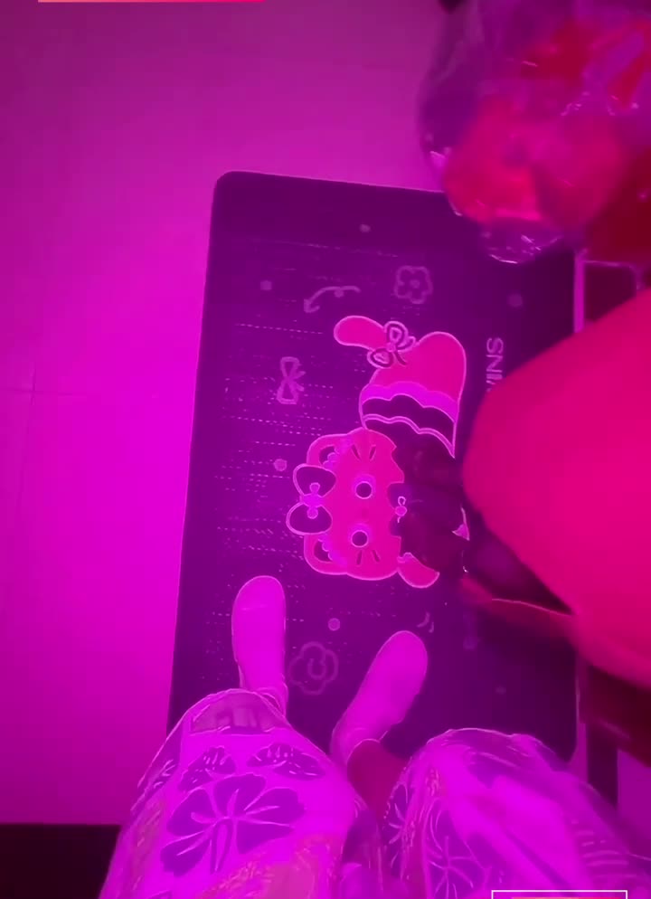 姐夫開著氛圍燈與小姨子偷情 姐姐還在房間睡覺 兩人從沙發操到桌子上 濃精射滿騷穴！