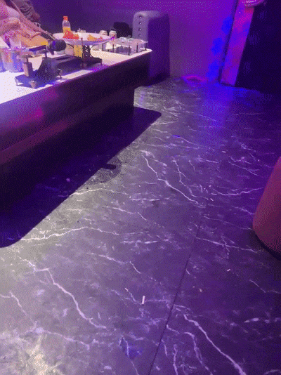 淫亂KTV，交換女友遊戲燈紅酒綠間，妹子們放飛了自我，拉到洗手間口交啪啪干一炮[MP4/927MB]