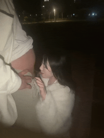 深夜露出野戰，兩個小夥酒吧出來，喝的醉醺醺的美女，露臉，野外脫光後入，刺激[MP4/877MB]