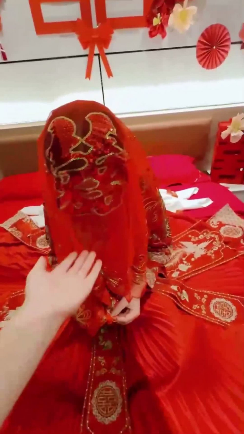 新娘穿紅色婚紗，胸前鼓脹，紗裙下腿白得勾魂。 掀裙露出濕漉嫩穴撩你硬邦邦，她靠牆張腿