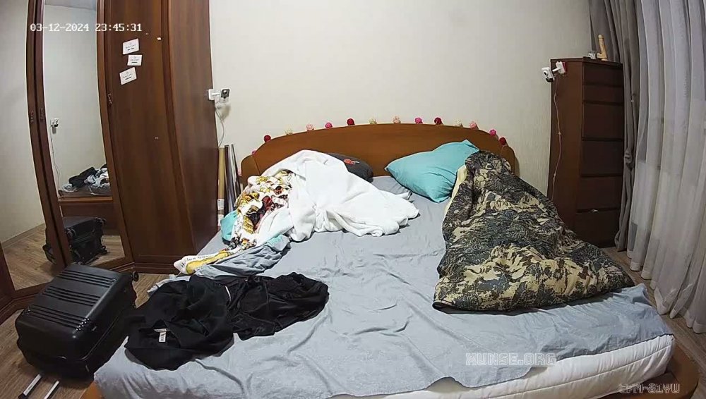 捲毛小哥的齊人之福 雞巴操一個 手還可以玩一個 女人一個正在被操