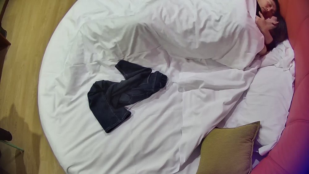 流出酒店情趣圓床近視角高清偷拍鄉下妹子被男友舔逼后啪啪爽到後食髓知味清早主動纏著求操再來一次