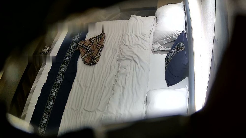 真實偷拍青年情侶開房造愛，長腿女友真不錯，換上開襠黑絲給眼鏡男足交