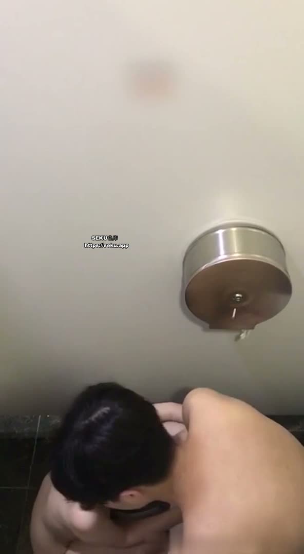 北京某中學倆學生蹺課在萬達廁所啪啪，你吞我的大吊，我啃你的美鮑，纏綿悱恻！ ~1