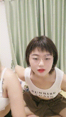 一男兩女00後嫩妹！ 眼鏡短髮妹子！ 貧乳奶子多毛騷穴，騎乘後入深插，旁邊另個妹子拍攝