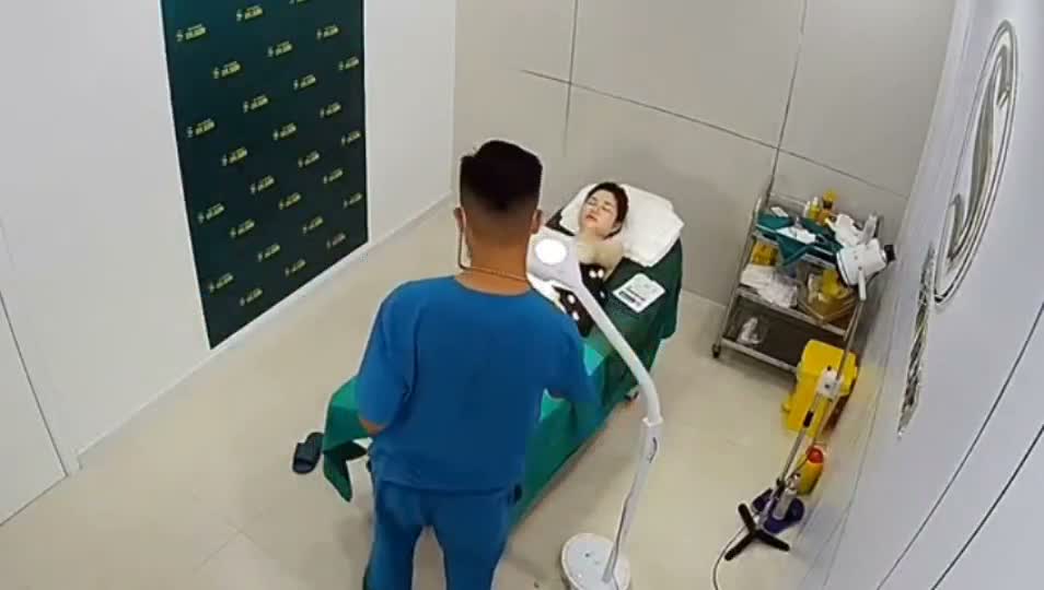 破解美容院監控攝像頭偷拍白膚美少婦準備做陰道乳房整容男醫生給她弄陰道她表情非常開心的笑了無浮浮水印版