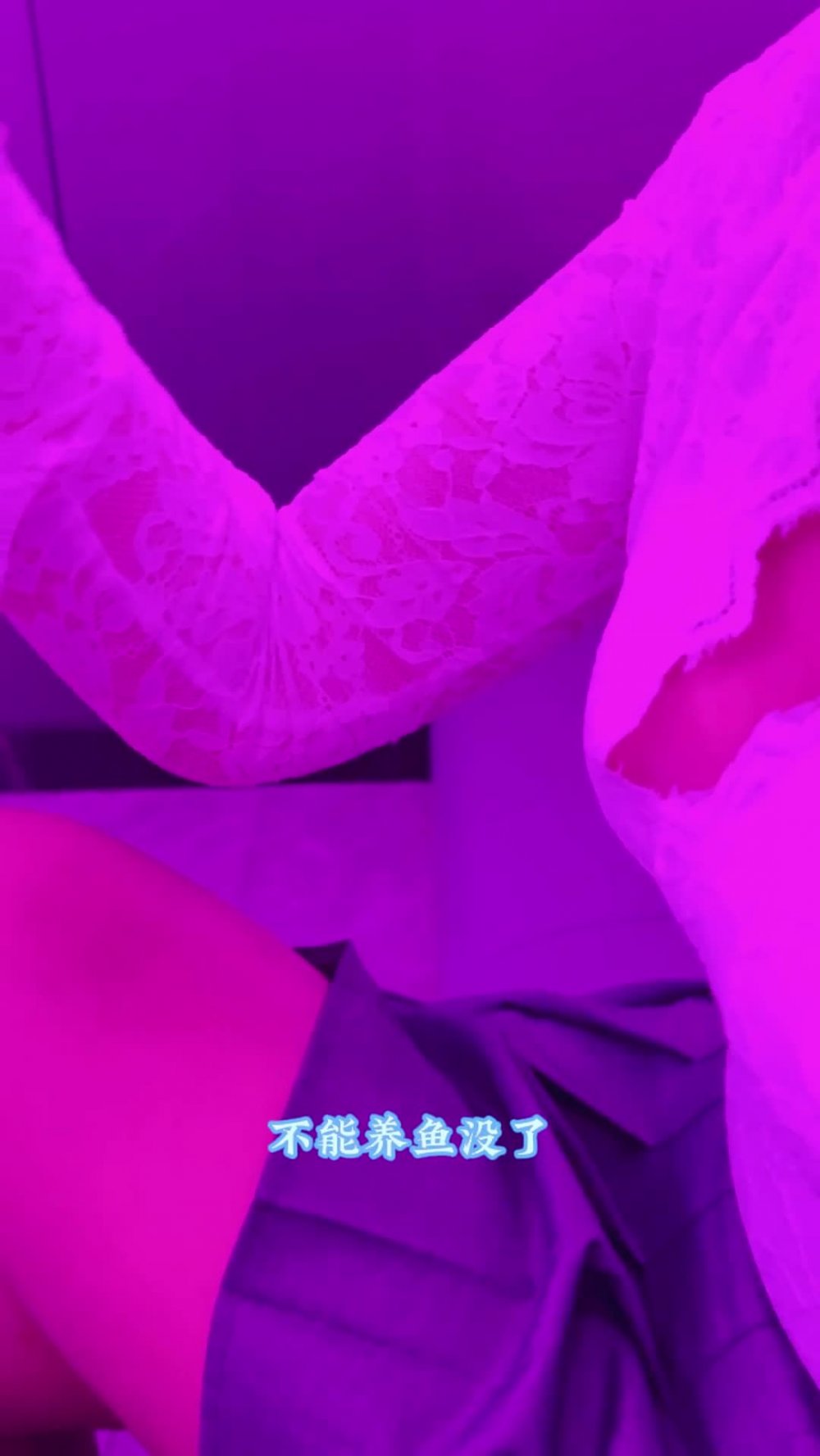 會噴水親姐姐給姐姐新買的超短裙搭配半乳裝一起去KTV唱歌包間內讓她美穴