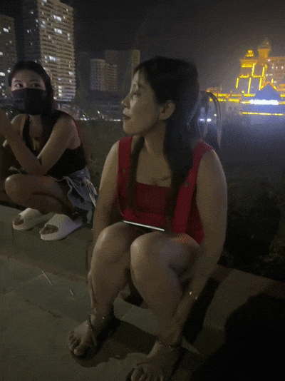 深夜露出野戰【zhuendong000001】兩個小夥酒吧出來帶妹子往地區鑽露臉野外脫光啪啪狂草