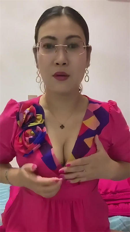 大奶眼鏡騷貨熟女多部自拍啪啪小視頻又熟又騷被閨蜜拿道具捅大騷逼